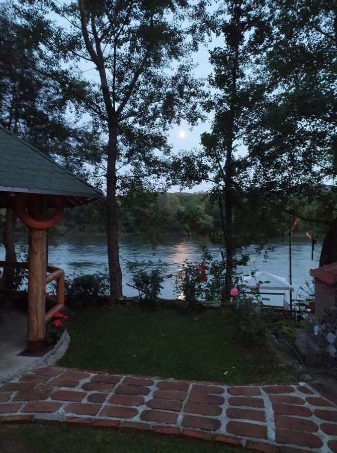 Apartman "Kapetana Luka" Ljubovija エクステリア 写真